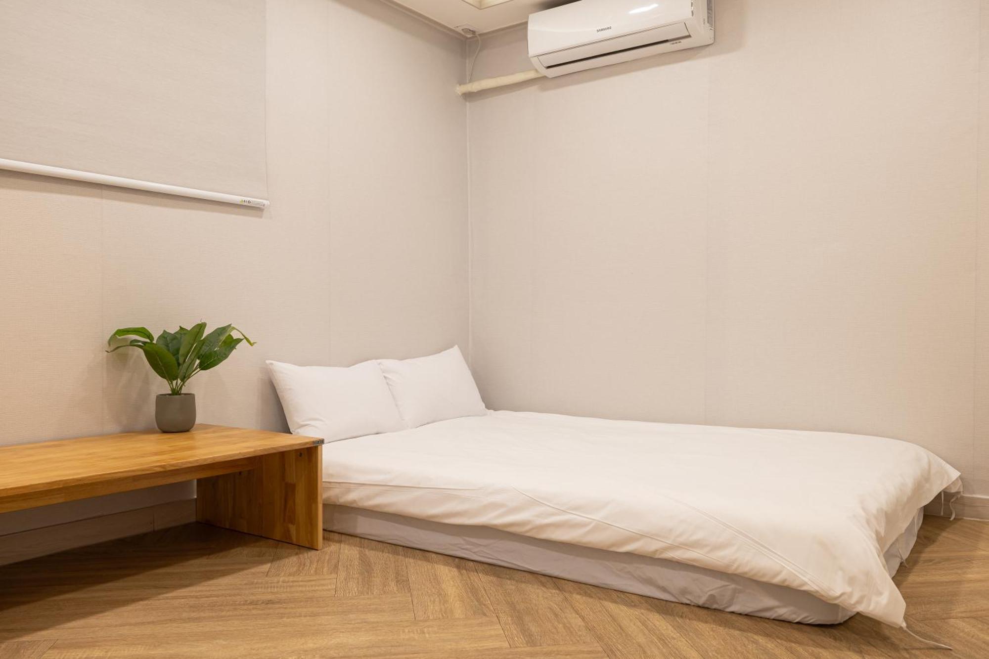 Rumah tetamu Woody Two Bedroom In Hongdae *