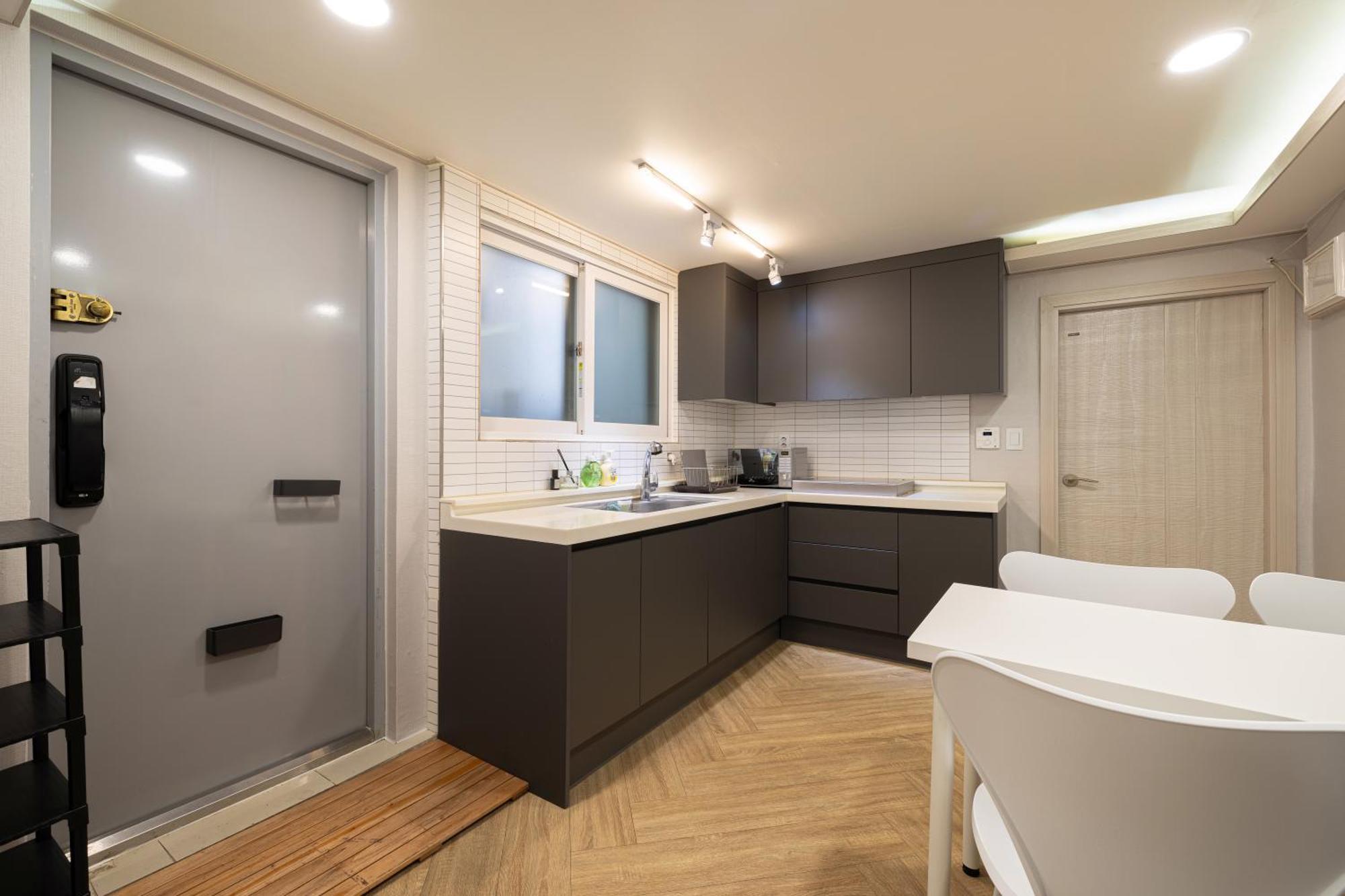 Rumah tetamu Woody Two Bedroom In Hongdae Seoul