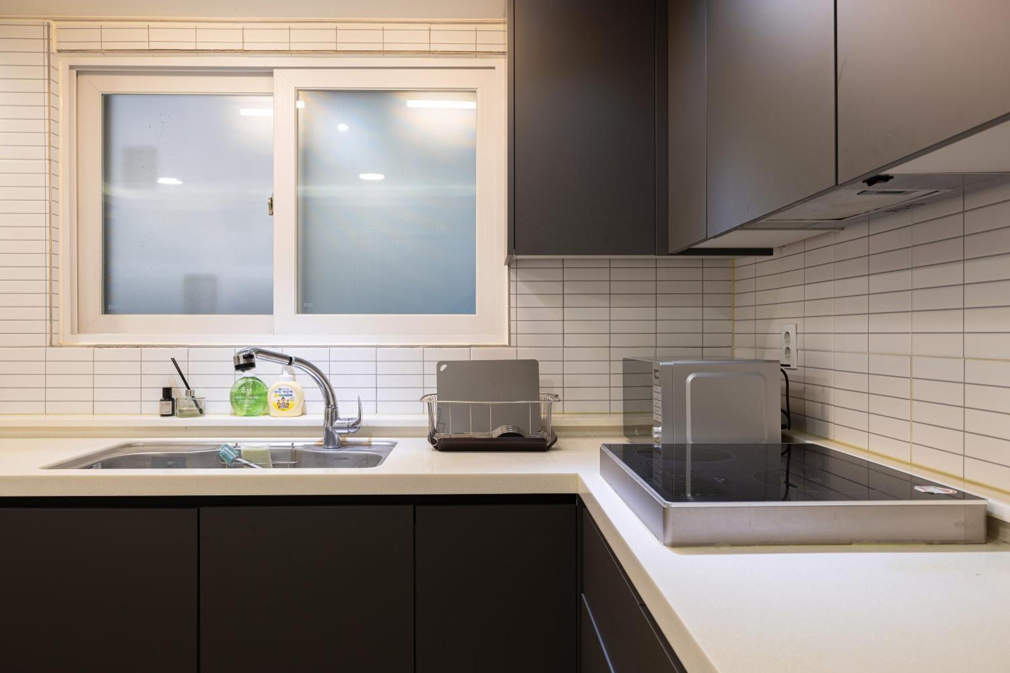 Rumah tetamu Woody Two Bedroom In Hongdae *